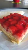 Frischer Erdbeerkuchen als sommerliche Benefizaktion zugunsten der Hospizarbeit.