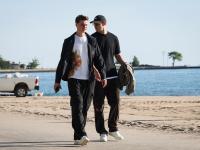 Jonas Urbig (l.) und Manuel Neuer (r.) gehen am Lake Michigan spazieren.
