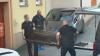 Nachdem ein Anwohner die Polizei alarmiert hatte, fanden die Beamten den Mann leblos in seiner Wohnung. (Archivbild)