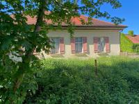 Das ehemalige Schul- und Bethaus in Maxweiler dient dem Schützenverein im Winter als Übungsraum. Doch die Fenster sind undicht und müssen ersetzt werden.