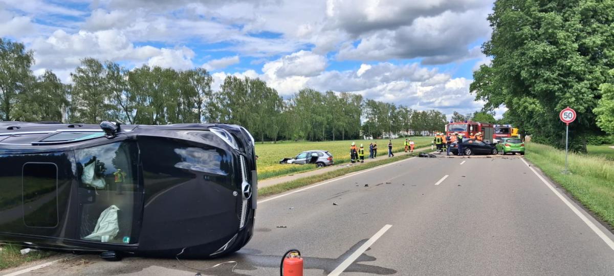Unfall mit fünf Fahrzeugen und mindestens drei Verletzten: Illerberger Straße aktuell gesperrt