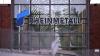 Rheinmetall-Logo an einem Werkstor.