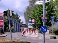 Jetzt ist es klar: In der Siemensstraße in Neusäß gibt es aktuell kein Durchkommen. Doch am Anfang der Baustelle wurden Autofahrende fehlgeleitet.