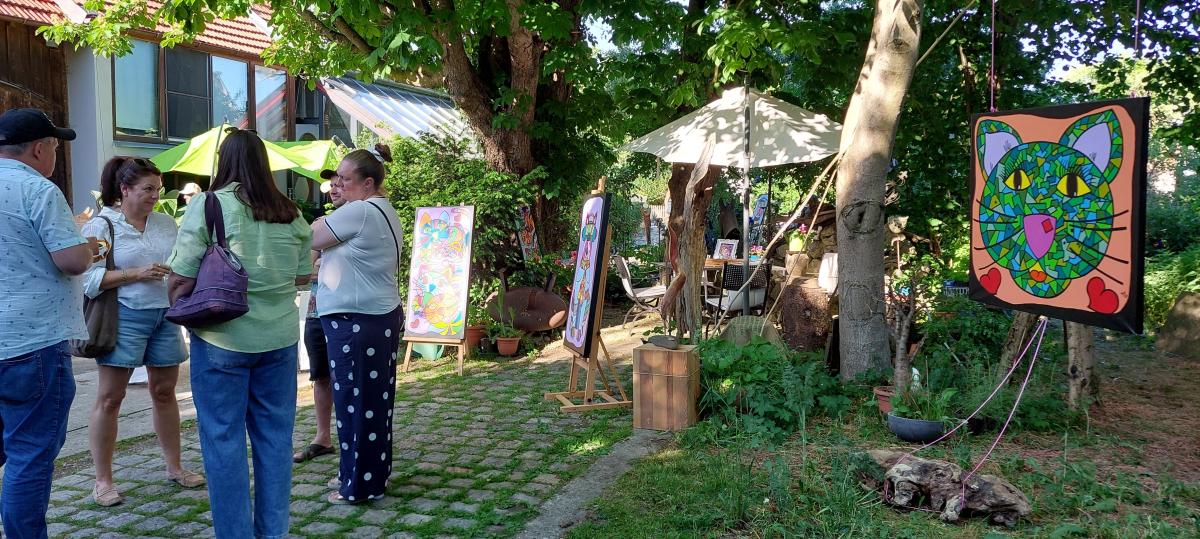 Kunst zwischen Hühnerhof und Pflanzenwildwuchs