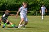 Der FC Penzing (weiße Trikots) geht bei der SG Lechsee zwar zweimal in Führung, doch die Partie endet unentschieden.