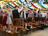Bei der Landsberger Wiesn wird in einem großen Festzelt auf der Waitzinger Wiese gefeiert.