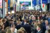 Besucher gehen durch die Hallen des Internationalen Wirtschaftsforums in St. Petersburg (SPIEF).