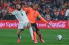 Zähes Ringen: Die Niederlande um Kapitän Virgil van Dijk (re., hier gegen Amine Gouiri) tat sich gegen Algerien schwer.