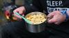 Für typisches Festival-Essen wie Dosensuppen, Fertiggerichte und Cornflakes müssen die Festivalgänger tiefer in die Tasche greifen. (Archivbild)