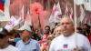 Ein Demonstrant hebt eine rote Fackel während eines eintägigen Generalstreiks und Protests in Porto gegen die geplante Arbeitsmarktreform der konservativen Regierung in Portugal.