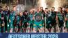Die Magdeburger Mannschaft feiert den Meisterschaftstitel der Handball-Bundesliga.