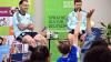 Leon Goretzka (l.) und David Raum (r.) beantworten Fragen von Kindern im Goethe-Institut in Chicago.