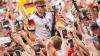 Schnura und das Saxofon: Ein Ballermann-Hit zur WM