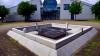 Die Holzeinhausung ist schon entfernt. Aber der Brunnen vor der Singoldhalle ist noch trocken.