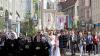 Die Fronleichnamsprozession, der hunderte Gläubige folgten, führte vom Dom zum Herkulesbrunnen in der Maximilianstraße und wieder zurück.
