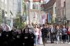 Die Fronleichnamsprozession, der hunderte Gläubige folgten, führte vom Dom zum Herkulesbrunnen in der Maximilianstraße und wieder zurück.