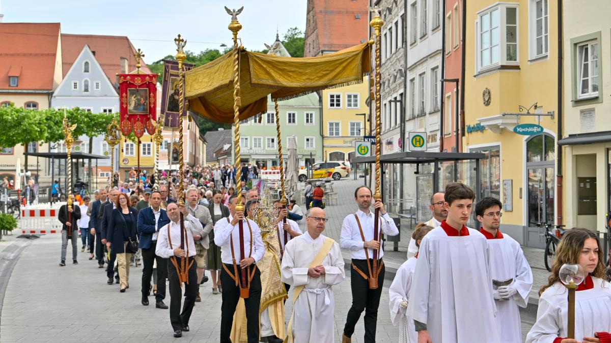 fronleichnamsprozession-in-landsberg-bitte-um-segen-f-r-die-stadt-und-ihre-menschen