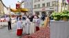 Schwester Antonia von den Dominikaerinnen trug am Altar am Klostereck die Fürbitten vor, mit auf dem Bild sind unter anderem Diakon Martin Bauer (kniend) und Stadtpfarrer Michael Zeitler.