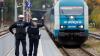 Bundespolizisten weisen per Handzeichen den Lokführer eines Zuges aus Prag in Richtung München darauf hin, dass sie zur Kontrolle des Einreiseverkehrs zusteigen werden. (Archivbild)
