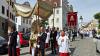Vom Karlsplatz zog die Prozession hinunter Richtung Hl.Geist-Kirche. An Fronleichnam feiern die Pfarreien die leibliche Gegenwart Jesu Christi in der Eucharistie.