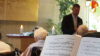 Herr Thomas Koppold im Hintergrund während der Anrede für den Gottesdienst.