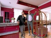 Furkan Ugurlu (links) und Wolfram Müller freuen sich, dass das Hotel Dede am Gallusplatz 11 nun an den Start geht.