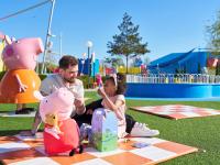 Bei „Peppas Familienabenteuer Weltreise" wird der Peppa Pig Park Günzburg vom 10. Juni bis 31. Juli zu einem bunten Reiseabenteuer, gemacht für die allerjüngsten Gäste.