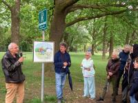 Ganz witzig: Ein Teil des dritten Humor-Parcours in Stegen zum Thema "Mensch und Hund" ist zumindest bis 15. September für Menschen mit Hund gesperrt, weil für einen Teil des Seeufers ein Hundeverbot ausgeschildert ist. Ein Cartoon von Johann Mayr (links) ist direkt unter einer Verbotstafel angebracht.