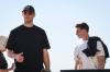 Manuel Neuer (l.) ist mit Jonas Urbig (r.) an der Promenade des Lake Michigan in Chicago.