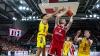 Albas Michael Rataj versucht Bambergs Daniel Keppeler unter dem Korb zu stoppen