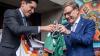 Außenminister Wadephul (rechts) nimmt ein Trikot der mexikanischen Fußball-Nationalmannschaft entgegen.