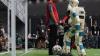 Spielende Fußballroboter gibt es schon länger - doch auch im menschlichen Fußball könnten in den nächsten Jahren verstärkt Assistenzroboter Einzug halten. (Archiv)