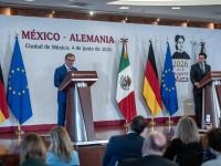 Außenminister Johann Wadephul (l, CDU) nimmt neben Roberto Velasco Alvarez, Außenminister von Mexiko, an der Pressekonferenz im Außenministerium Teil.