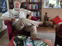 In seinem gemütlichen Zuhause in der ländlichen Idylle Gempfings entstehen seine kriminellen Geschichten: Autor Mick Saunter.