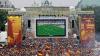 Tausende Zuschauer verfolgten am 30. Juni 2006 auf der Fanmeile am Brandenburger Tor in Berlin das WM-Viertelfinale zwischen Deutschland und Argentinien.