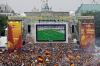 Tausende Zuschauer verfolgten am 30. Juni 2006 auf der Fanmeile am Brandenburger Tor in Berlin das WM-Viertelfinale zwischen Deutschland und Argentinien.