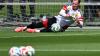 Manuel Neuer hält einen Ball im Training der Nationalmannschaft.