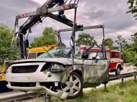 Von dem Auto ist nach dem Unfall auf der B17 nur ein Wrack übrig.