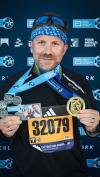 Thomas Buchta mit der Six-Star-Medaille in Boston. Der 44-jährige gebürtige Augsburger ist alle sechs Marathon-Majors gelaufen.
