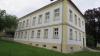 Die alte Schule in Kirchdorf wurde um die Jahrhundertwende errichtet und dient heute als Gemeindezentrum im Bad Wörishofer Stadtteil.