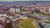 Die Bavaria-Mühle in Aichach möchte ihre Produktion erhöhen. Unser Foto zeigt die Anlage an der Donauwörther Straße (links im Bild) aus der Vogelperspektive. Das Bild wurde mit einer Drohne aufgenommen.