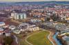 Die Bavaria-Mühle in Aichach möchte ihre Produktion erhöhen. Unser Foto zeigt die Anlage an der Donauwörther Straße (links im Bild) aus der Vogelperspektive. Das Bild wurde mit einer Drohne aufgenommen.