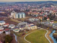 Die Bavaria-Mühle in Aichach möchte ihre Produktion erhöhen. Unser Foto zeigt die Anlage an der Donauwörther Straße (links im Bild) aus der Vogelperspektive. Das Bild wurde mit einer Drohne aufgenommen.