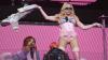 Pop-Ikone Madonna hat ein Überraschungskonzert auf dem New Yorker Times Square gegeben.