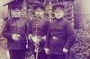 Vor gut hundert Jahren waren sie zuständig, in Krumbach für Recht und Ordnung zu sorgen: Wachtmeister Funk von der Königlich Bayerischen Gendarmerie Krumbach (im Bild rechts) neben seinen Kollegen Grimm und Förster.