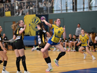 Pauline Balint setzt sich mit einem Fingerzeig durch und versenkt den Ball im Tor.