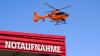 Ein Rettungshubschrauber fliegt die junge Autofahrerin in eine Klinik. (Symbolbild)