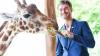 Auch mit Giraffendame Paula ist Linus Weber auf Augenhöhe, aber nur von dem etwa 2,2 Meter hohen Giraffensteg aus.