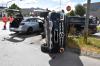 Nachdem die Fahrerin des Mercedes dem silbernen Kombi die Vorfahrt genommen hatte, blieb das Fahrzeug auf der Seite liegen.
