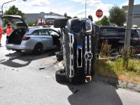 Nachdem die Fahrerin des Mercedes dem silbernen Kombi die Vorfahrt genommen hatte, blieb das Fahrzeug auf der Seite liegen.